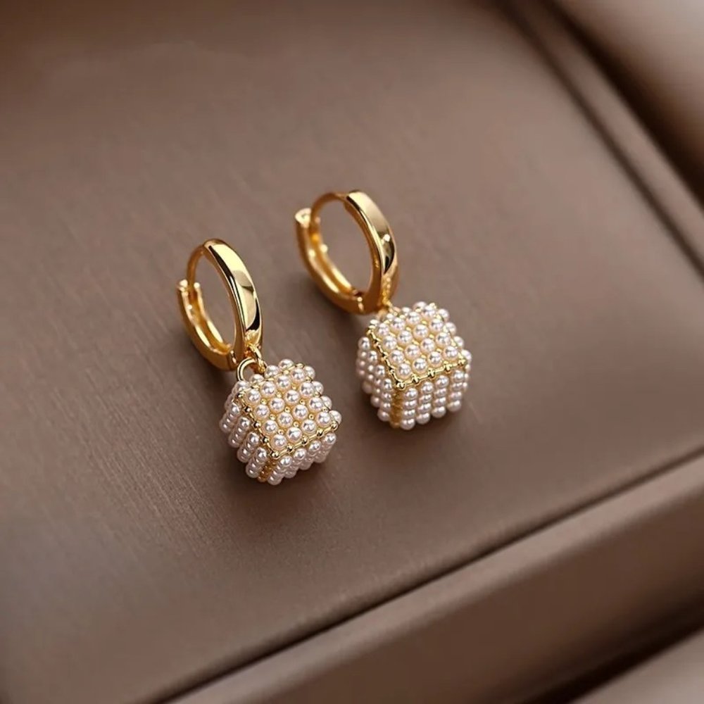 Lux Gold Pearl Cube Huggies